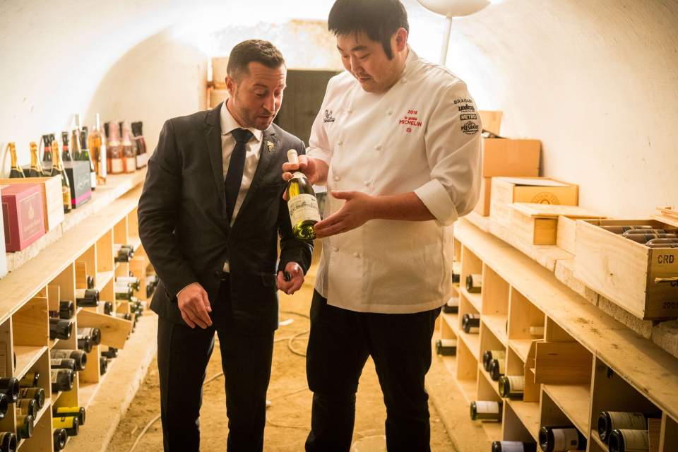 Sommelier et chef dans la cave